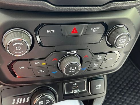 Used 2018 Jeep Renegade Trailhawk AWD/4WD image 31
