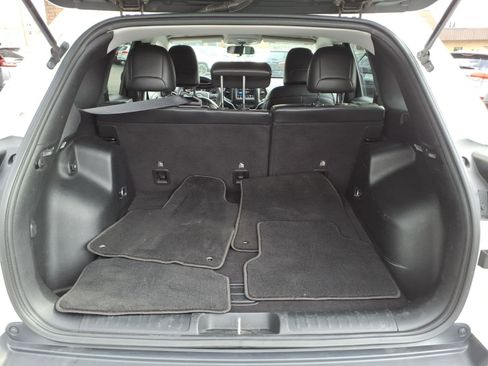 Used 2019 Jeep Cherokee Latitude Plus w/ Cold Weather Group AWD/4WD image 10