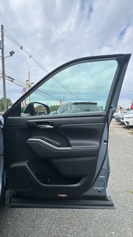 Used 2021 Toyota Highlander XLE AWD/4WD image 26