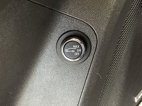 Used 2023 GMC Acadia SLT w/ Elevation Edition image 34