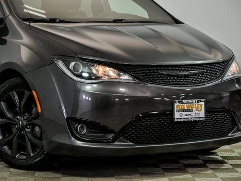 Used 2018 Chrysler Pacifica Touring-L Plus image 2