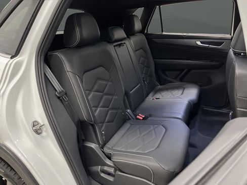 Used 2025 Volkswagen Atlas Cross Sport SE w/ Panoramic Sunroof Package image 31