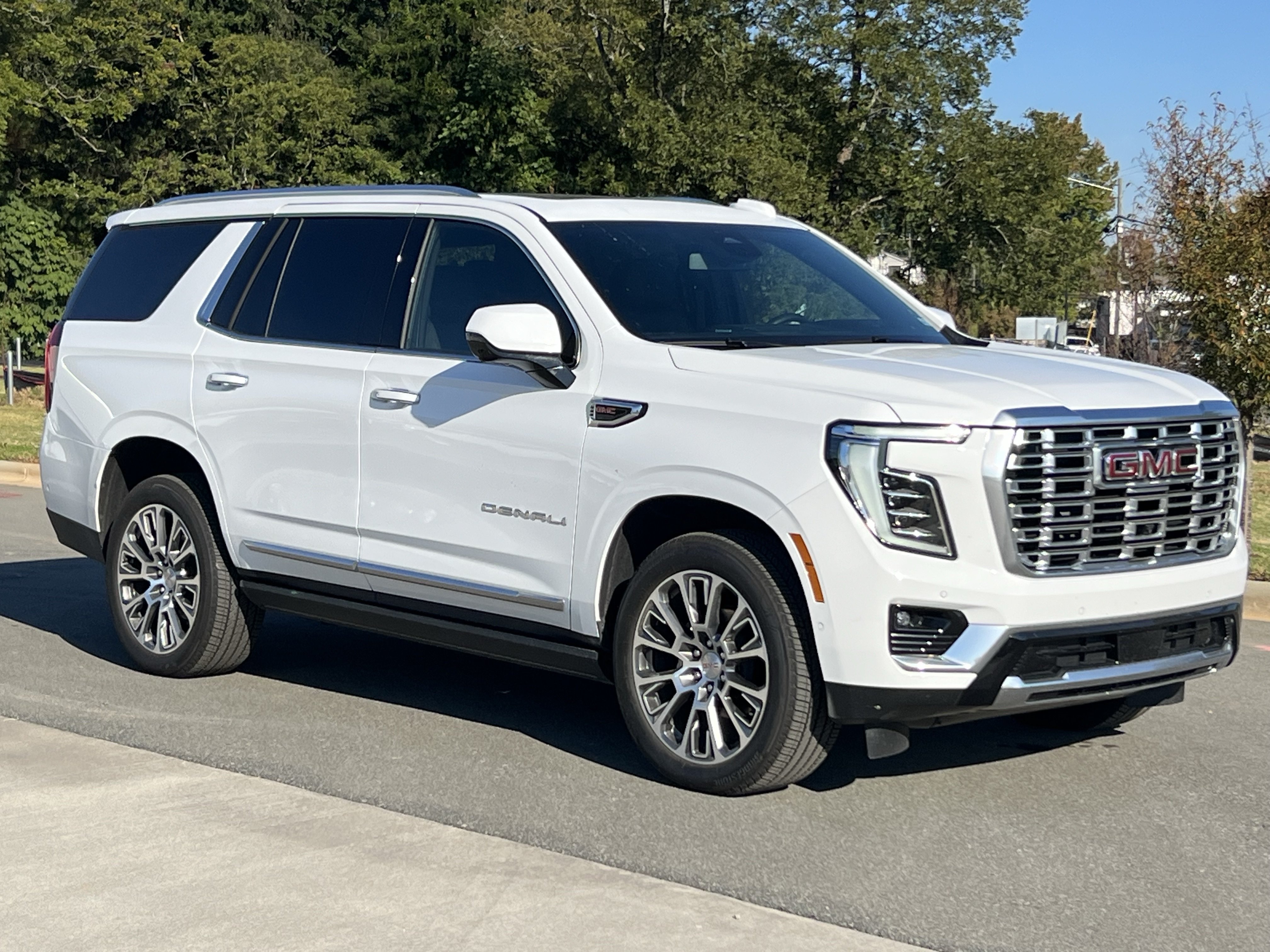 Used 2026 GMC Yukon Denali w/ Sun & Power Step Package AWD/4WD image 2