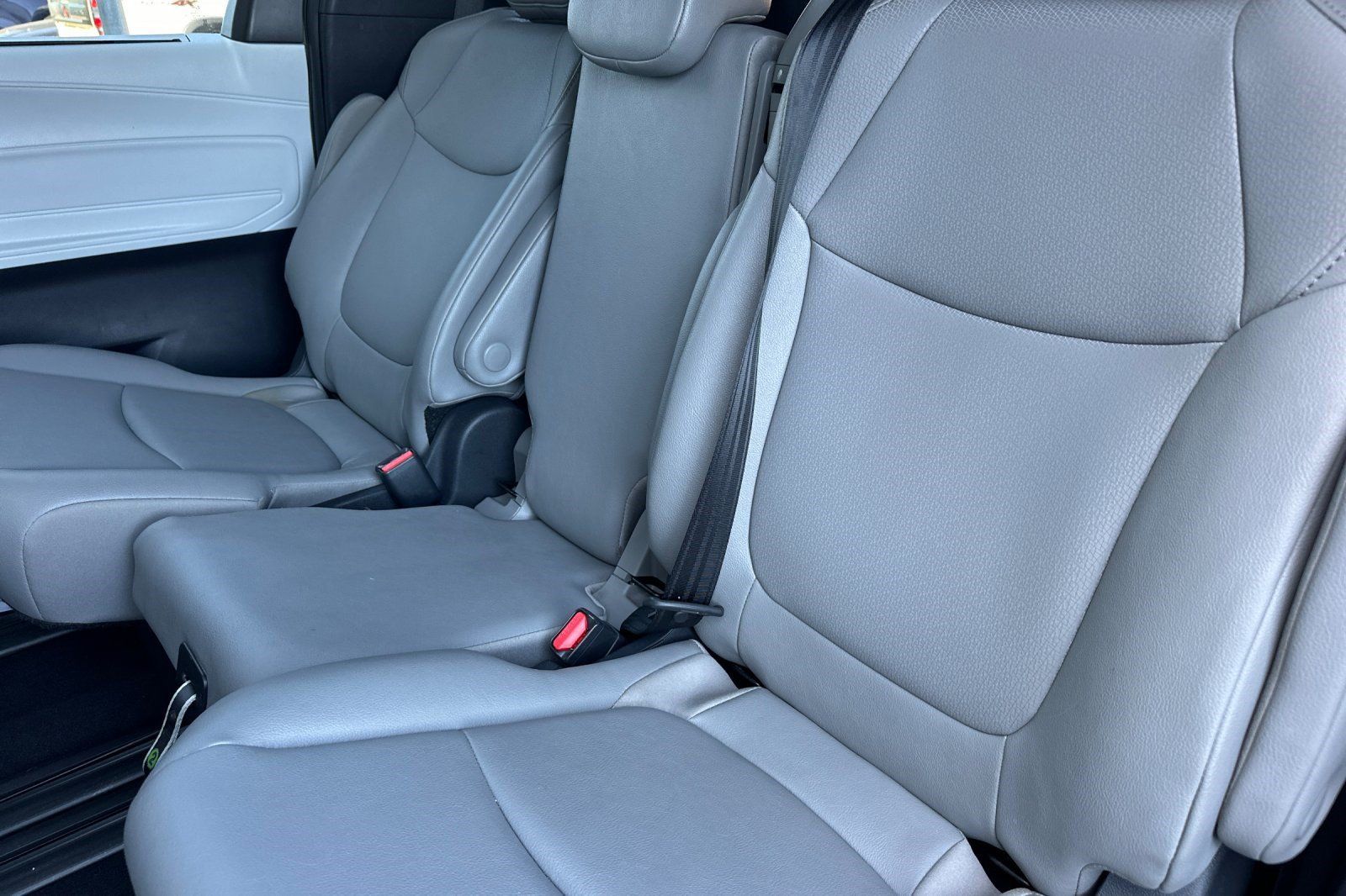 Used 2026 Toyota Sienna XLE FWD image 25