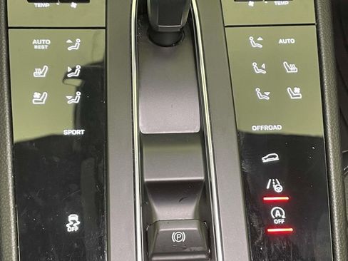 Certified 2025 Porsche Macan Base image 34