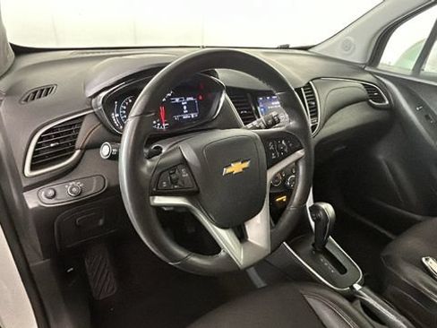 Used 2020 Chevrolet Trax LT w/ LT Convenience Package FWD image 13