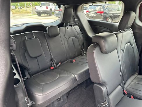 Used 2019 Chrysler Pacifica Touring-L FWD image 19