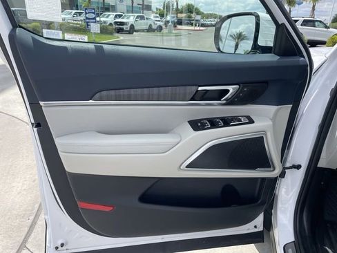 Used 2025 Kia Telluride SX w/ SX Captain's Chair Package FWD image 23