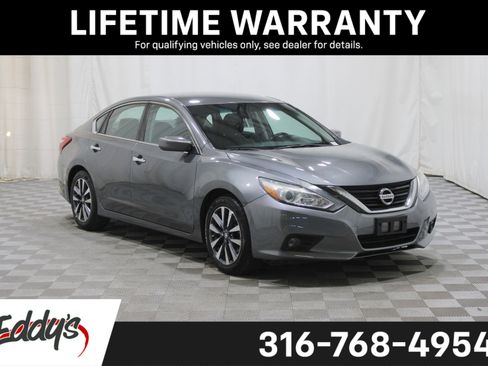Used 2017 Nissan Altima 2.5 SV image 1