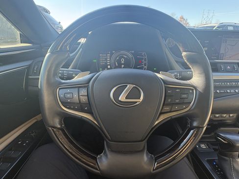 Used 2019 Lexus ES 300h w/ Luxury Package image 19