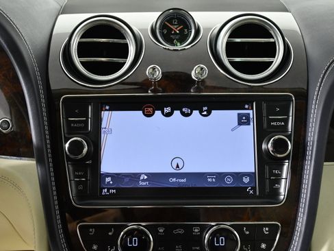 Used 2017 Bentley Bentayga image 18