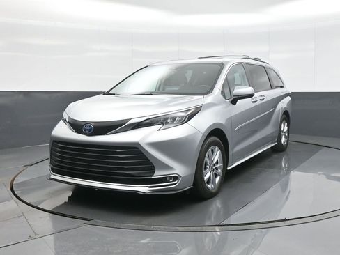 Certified 2024 Toyota Sienna XLE w/ XLE Plus Package image 3