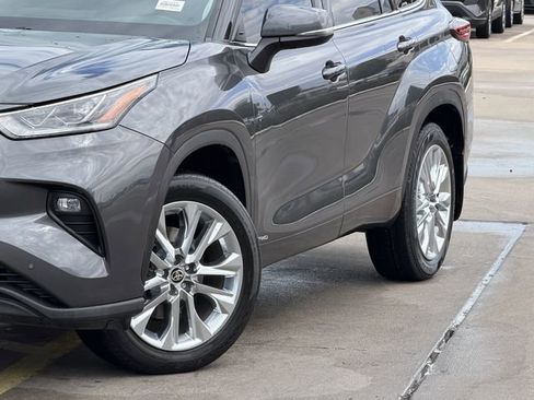 Used 2023 Toyota Highlander Limited AWD/4WD image 3