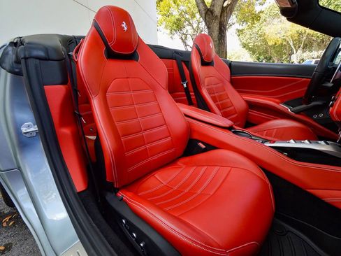 Used 2015 Ferrari California T RWD image 39