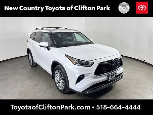 Used 2023 Toyota Highlander Platinum image 1