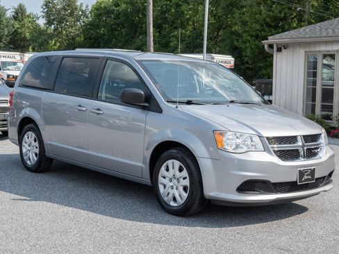 Used 2018 Dodge Grand Caravan SE w/ UConnect Hands-Free Group FWD image 4