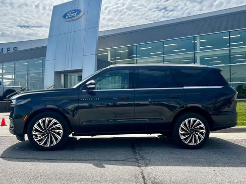 Used 2025 Lincoln Navigator Black Label AWD/4WD image 3