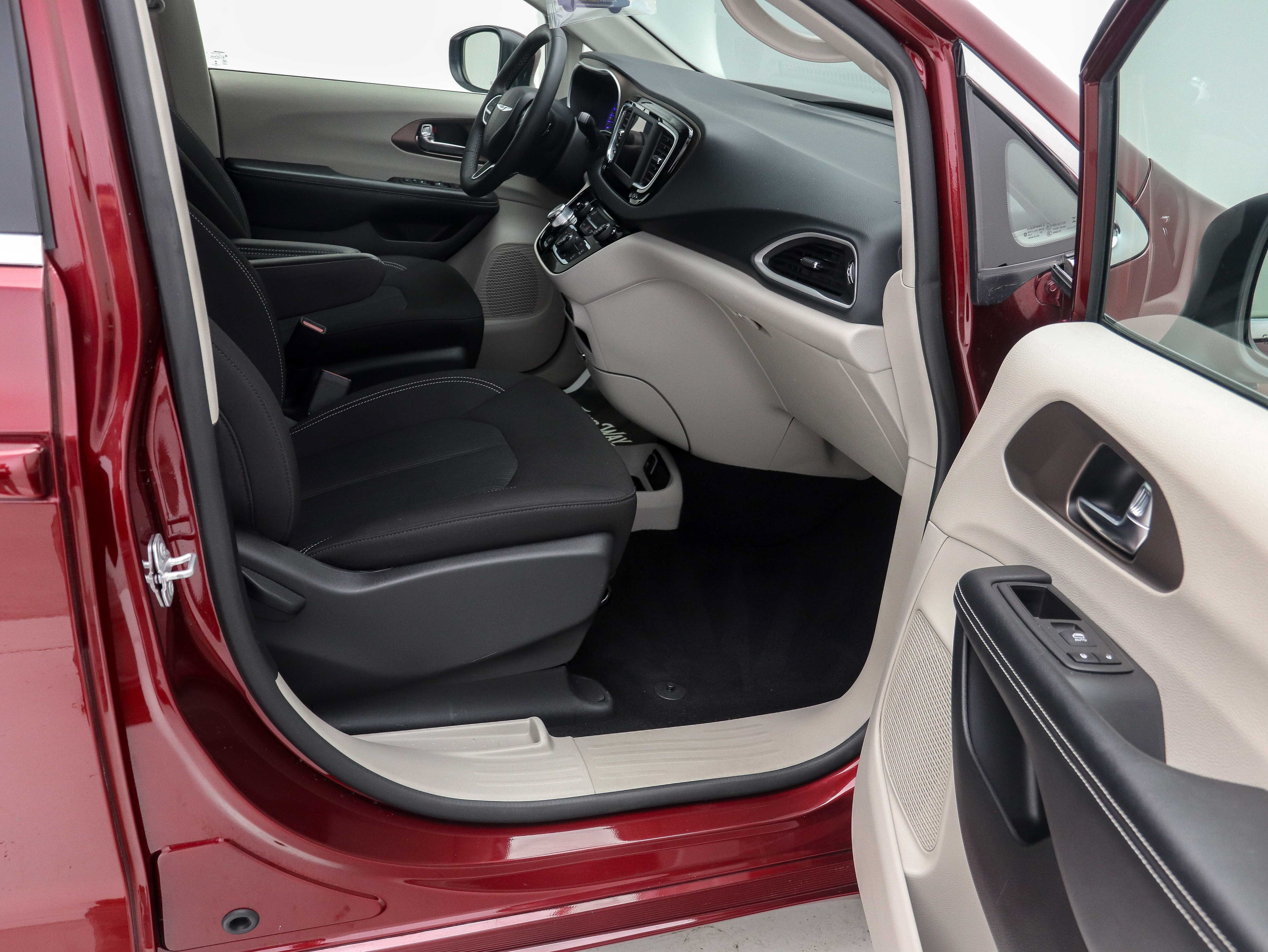 Used 2023 Chrysler Voyager LX FWD image 19