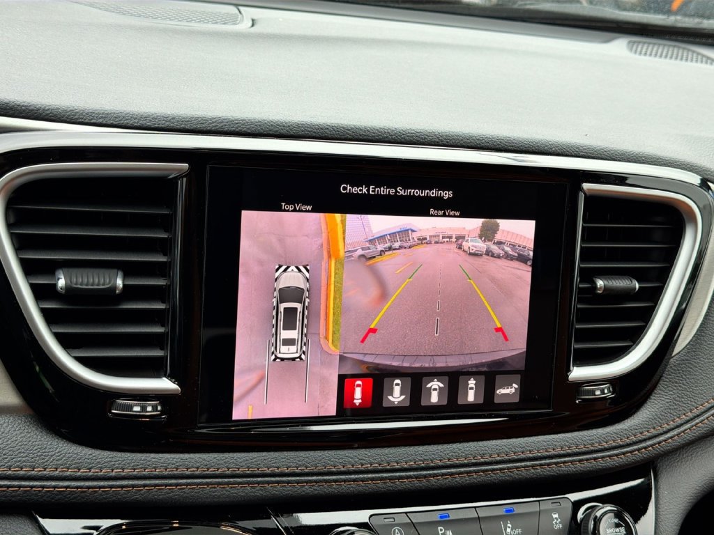 Used 2026 Chrysler Pacifica Pinnacle FWD image 19