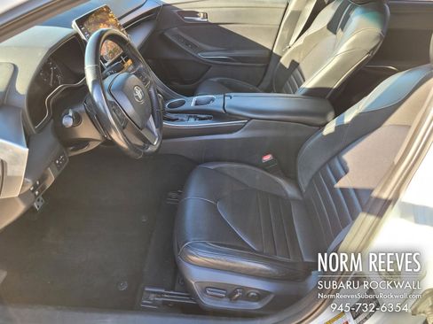 Used 2019 Toyota Avalon XSE image 3