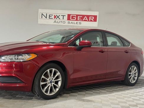 Used 2017 Ford Fusion SE w/ Fusion SE Technology Package FWD image 5