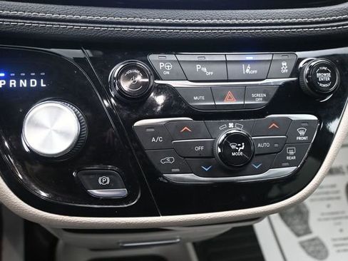 Used 2022 Chrysler Pacifica Touring-L w/ Uconnect Theater Family Group image 12