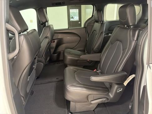 New 2026 Chrysler Pacifica Select image 26