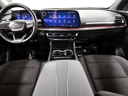 Used 2024 Chevrolet Traverse Z71 image 3