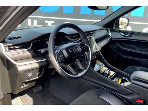 Used 2024 Jeep Grand Cherokee L Laredo image 16