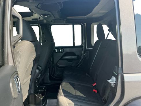 Used 2018 Jeep Wrangler Unlimited Sahara AWD/4WD image 21