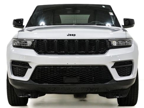 Used 2023 Jeep Grand Cherokee Altitude image 2