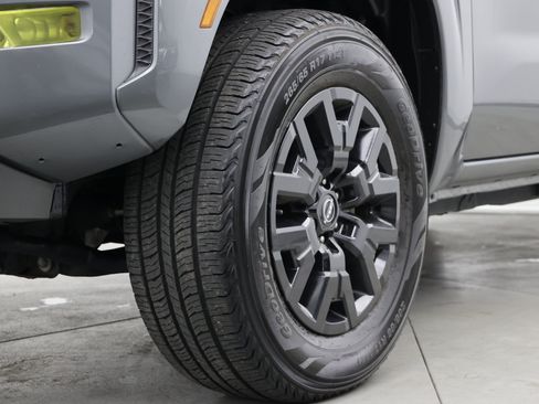 Used 2022 Nissan Frontier SV AWD/4WD image 4