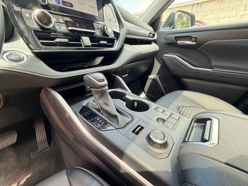 Used 2025 Toyota Highlander XSE AWD/4WD image 44