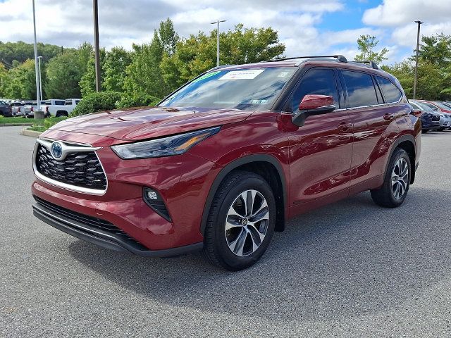 Certified 2022 Toyota Highlander XLE AWD/4WD image 3