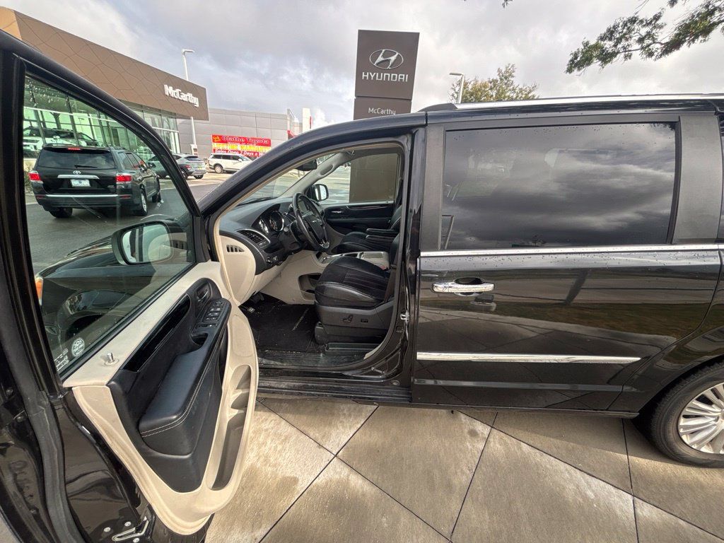 Used 2016 Chrysler Town & Country Limited FWD image 9