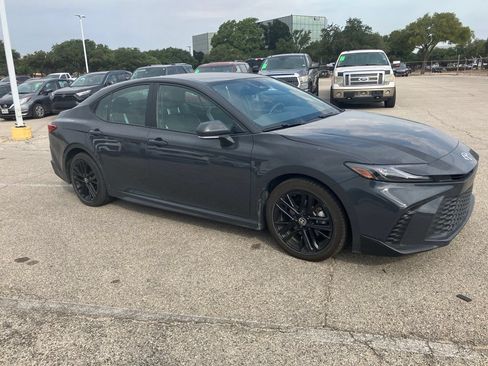 Used 2025 Toyota Camry SE FWD image 3