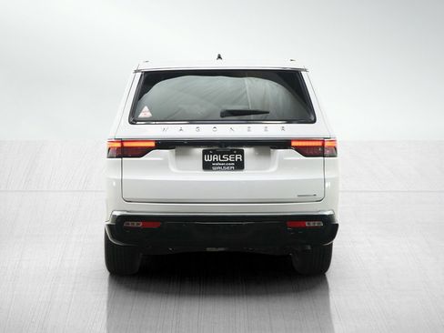 Used 2024 Jeep Wagoneer L Series II w/ Flexible Seating Group AWD/4WD image 5