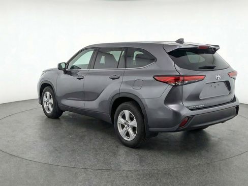 Used 2025 Toyota Highlander LE image 6