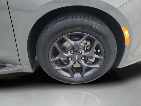 Certified 2020 Chrysler Pacifica Touring-L Plus w/ Advanced Safetytec Group image 6