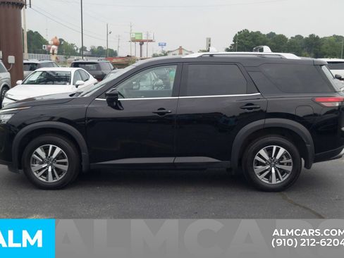 Used 2025 Nissan Pathfinder SL AWD/4WD image 11