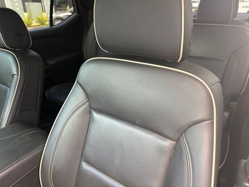 Used 2023 Chevrolet Traverse Premier FWD image 7