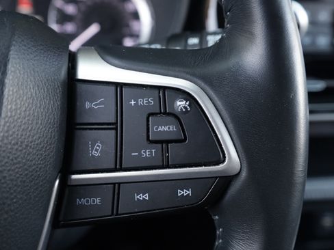 Used 2023 Toyota Highlander LE AWD/4WD image 17