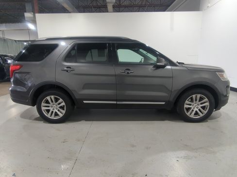 Used 2018 Ford Explorer XLT w/ Equipment Group 202A image 5
