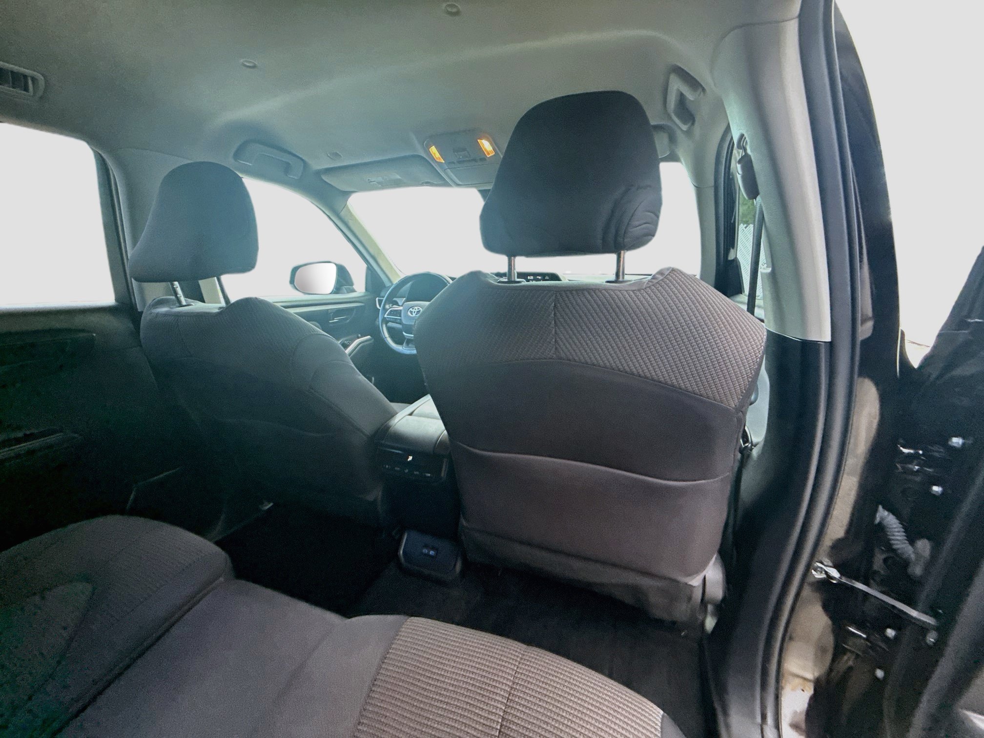 Used 2022 Toyota Highlander LE FWD image 29