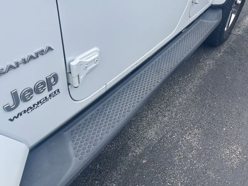 Used 2018 Jeep Wrangler Unlimited Sahara image 3