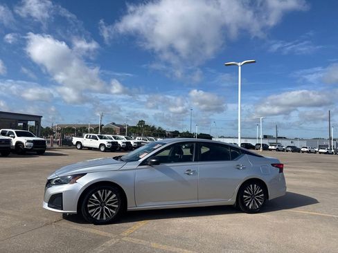 Certified 2025 Nissan Altima 2.5 SV FWD image 11