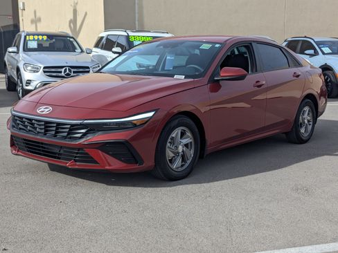 Certified 2025 Hyundai Elantra SE image 5