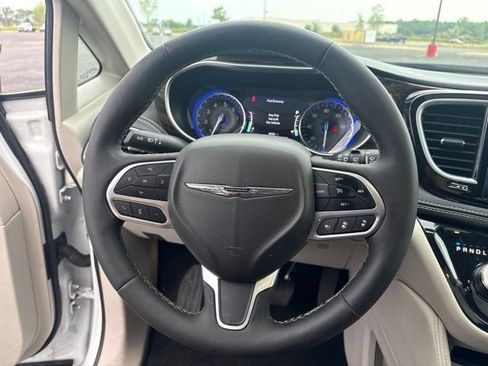 Used 2024 Chrysler Pacifica Limited FWD image 10
