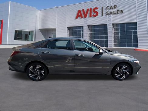 Used 2025 Hyundai Elantra SEL FWD image 5
