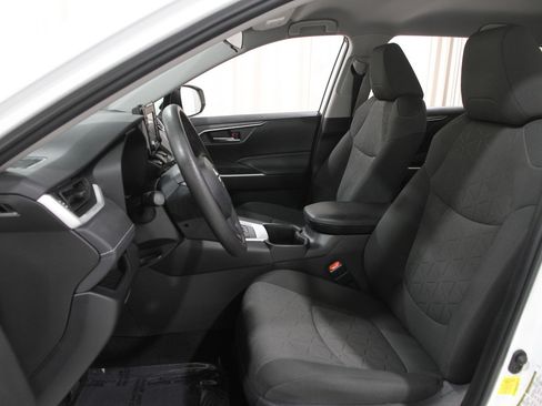 Used 2022 Toyota RAV4 XLE image 5